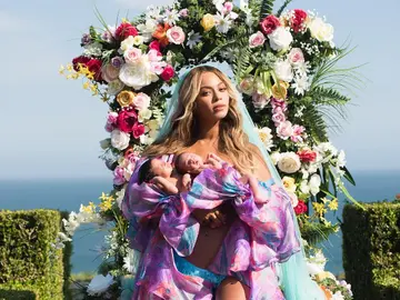 Beyoncé con sus gemelos Sir Carter y Rumi en brazos Beyoncé con sus gemelos Sir Carter y Rumi en brazos