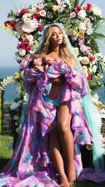 Beyoncé con sus gemelos Sir Carter y Rumi en brazos Beyoncé con sus gemelos Sir Carter y Rumi en brazos