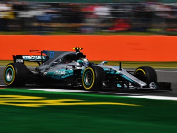 Valtteri Bottas conduce su Mercedes por el trazado de Silverstone