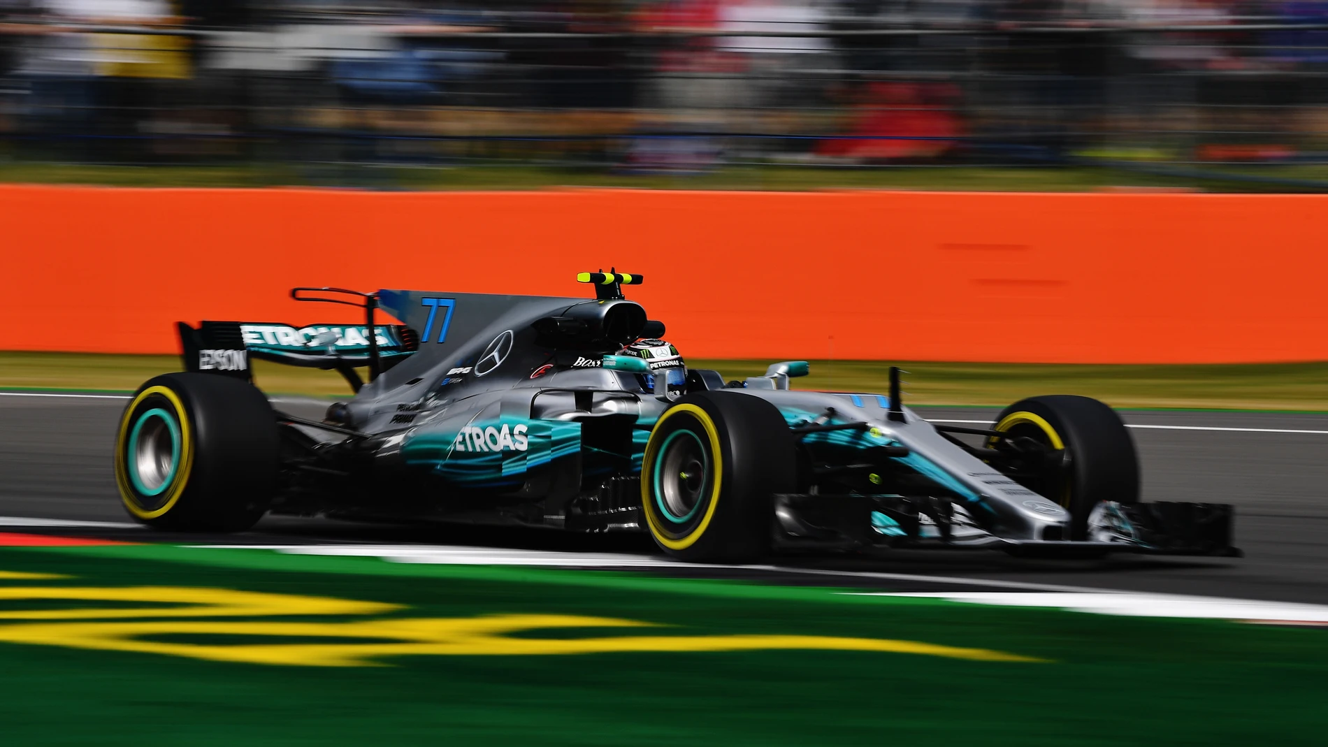 Valtteri Bottas conduce su Mercedes por el trazado de Silverstone