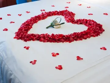 Una pareja pide un fotógrafo para su noche de bodas Una pareja pide un fotógrafo para su noche de bodas