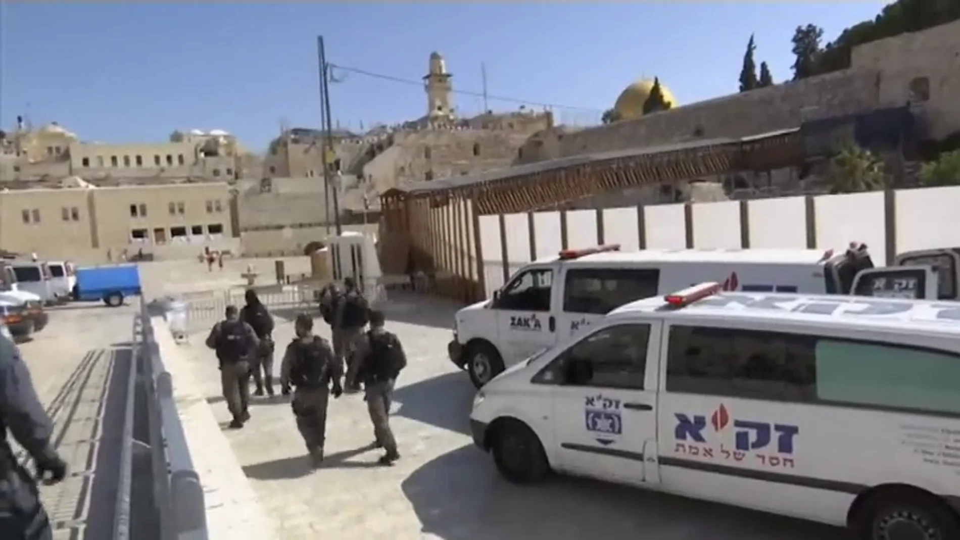 Israel cancela los rezos en la Explanada de las Mezquitas tras un tiroteo con tres heridos Israel cancela los rezos en la Explanada de las Mezquitas tras un tiroteo con tres heridos