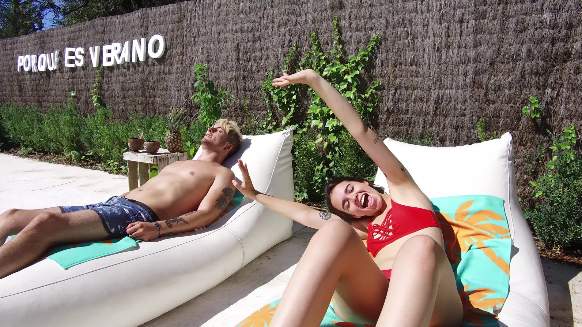 Rebe y Leo tomando el sol
