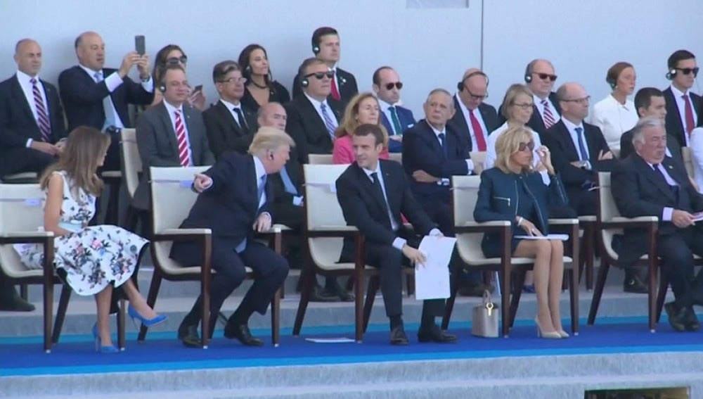 Trump asiste en su visita a París al desfile militar de la Fiesta Nacional francesa