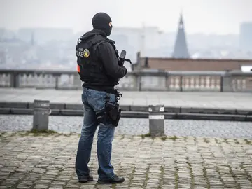 Un policía patrulla por las calles de Bruselas Un policía patrulla por las calles de Bruselas