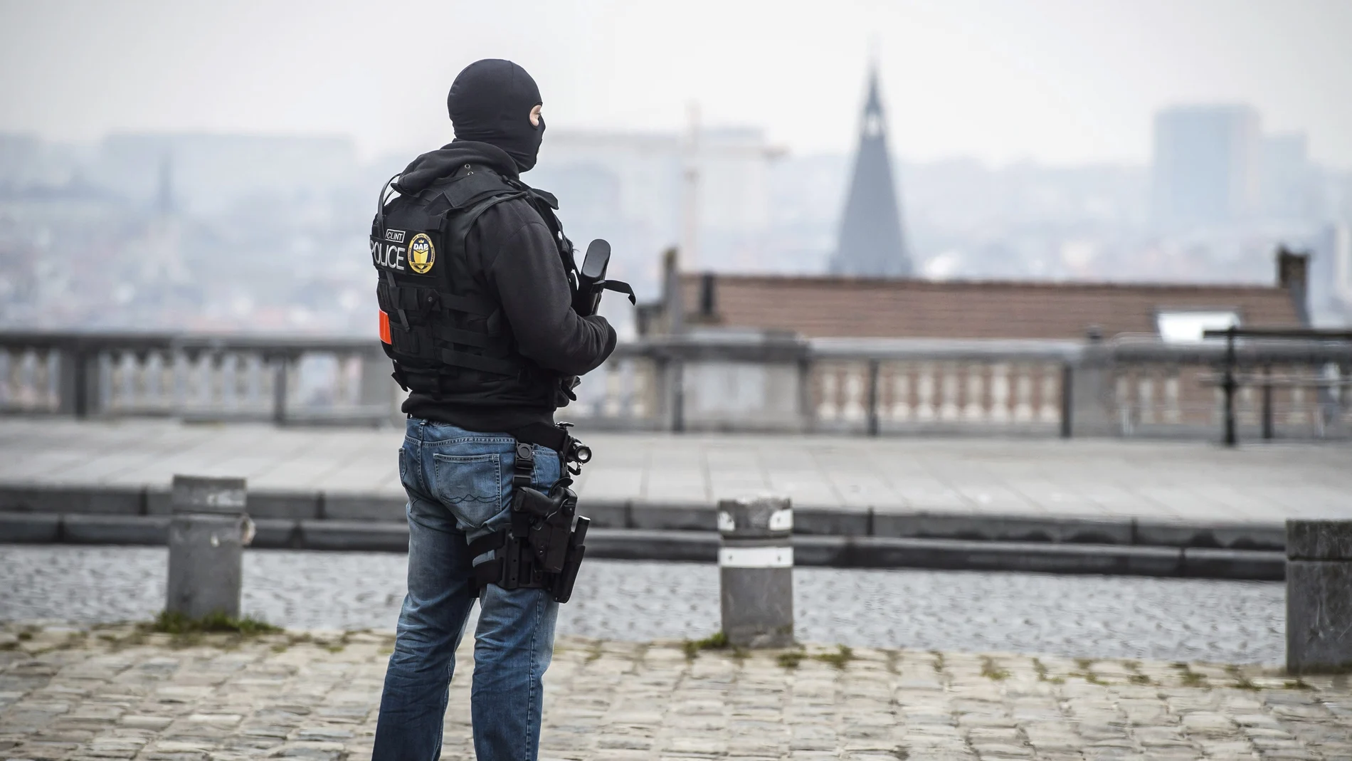 Un policía patrulla por las calles de Bruselas Un policía patrulla por las calles de Bruselas