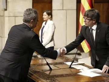 El nuevo conseller de Interior, Joaquim Forn, saluda al presidente de la Generalitat, Carles Puigdemont El nuevo conseller de Interior, Joaquim Forn, saluda al presidente de la Generalitat, Carles Puigdemont