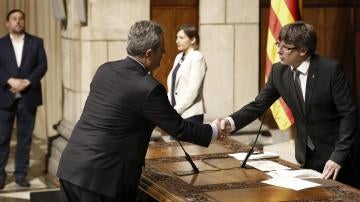El nuevo conseller de Interior, Joaquim Forn, saluda al presidente de la Generalitat, Carles Puigdemont 