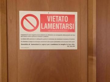 El cartel de "prohibido quejarse" en la habitación del papa Francisco