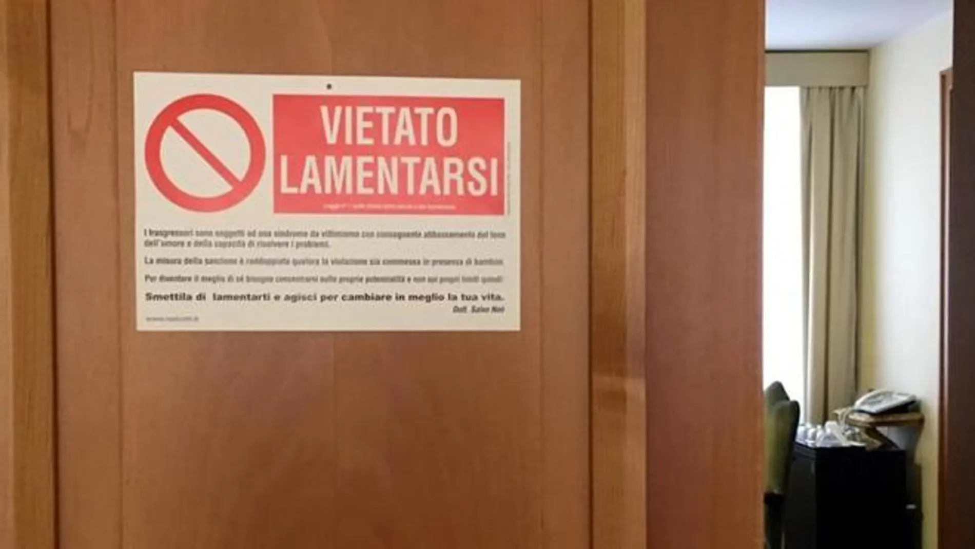 El cartel de "prohibido quejarse" en la habitación del papa Francisco El cartel de "prohibido quejarse" en la habitación del papa Francisco