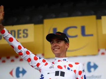 Warren Barguil, en el podio tras una etapa del Tour Warren Barguil, en el podio tras una etapa del Tour