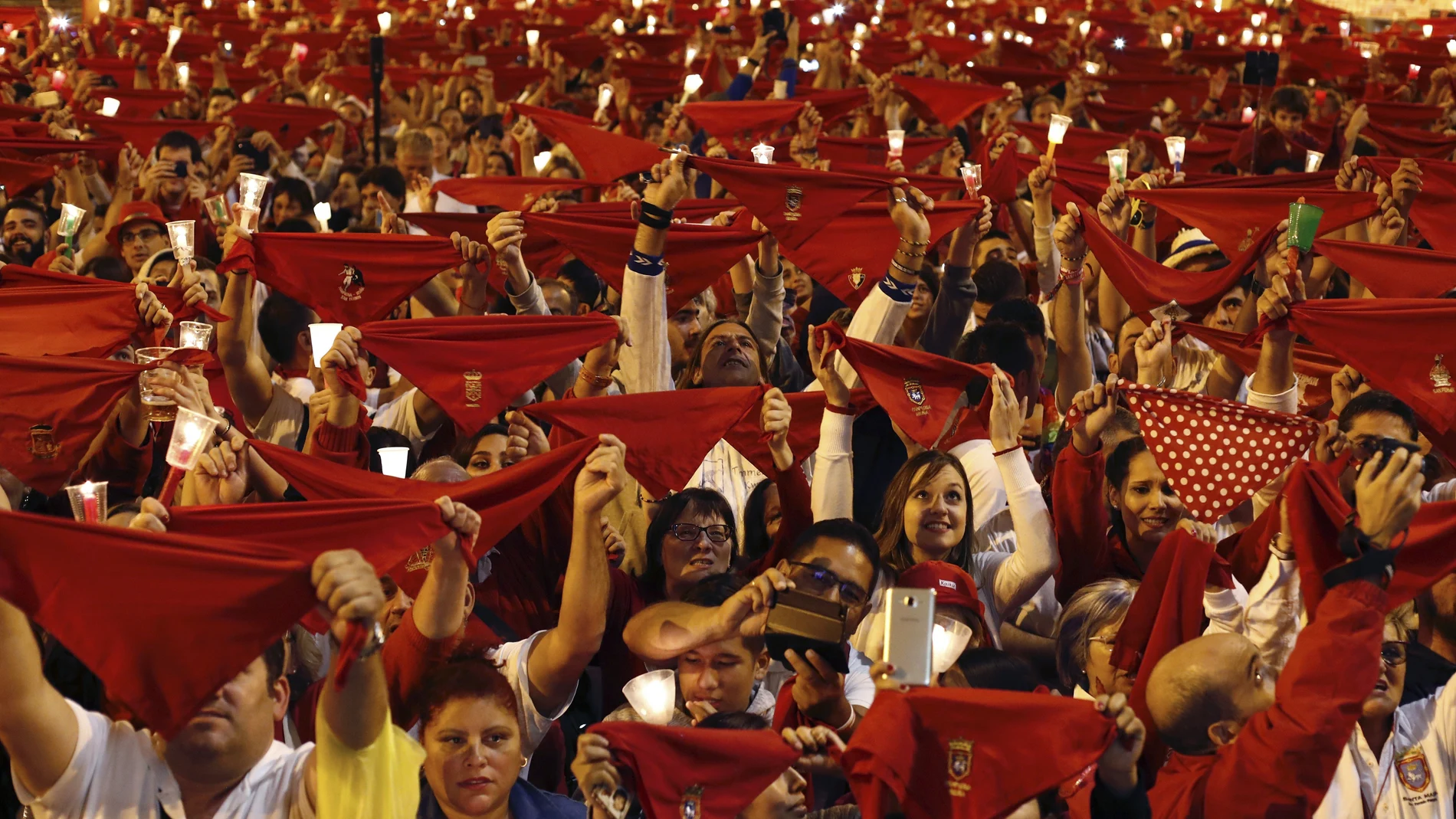 Miles de personas despiden los Sanfermines entonando el "Pobre de mí"