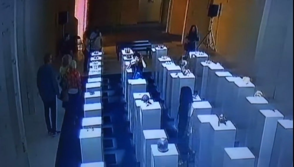 Mujer tirando obra de arte
