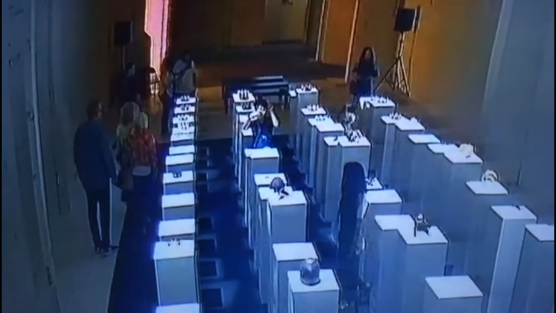 Mujer tirando obra de arte Mujer tirando obra de arte