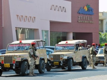 Miembros del ejército egipcio montan guardia frente al hotel donde se ha producido el ataque en Hurgada