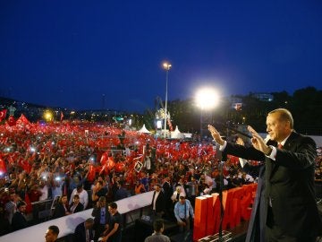 Erdogan saluda a la multitud en Estambul
