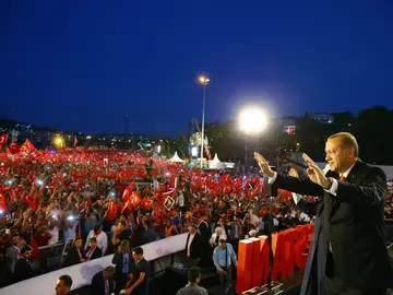 Erdogan saluda a la multitud en Estambul Erdogan saluda a la multitud en Estambul