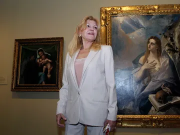 Baronesa Thyssen junto a unos cuadros Baronesa Thyssen junto a unos cuadros