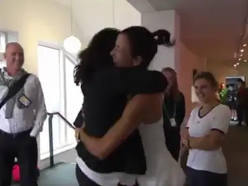 Muguruza abraza a Conchita Martínez tras ganar Wimbledon Muguruza abraza a Conchita Martínez tras ganar Wimbledon