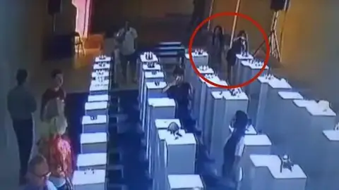 Captura del vídeo en que una mujer destruye tres esculturas por hacerse una 'selfie'. En Los Ángeles