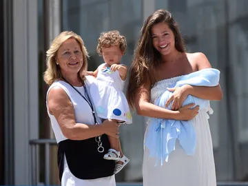 Malena Costa posa con su hijo Mario y su familia tras ser mamá Malena Costa posa con su hijo Mario y su familia tras ser mamá