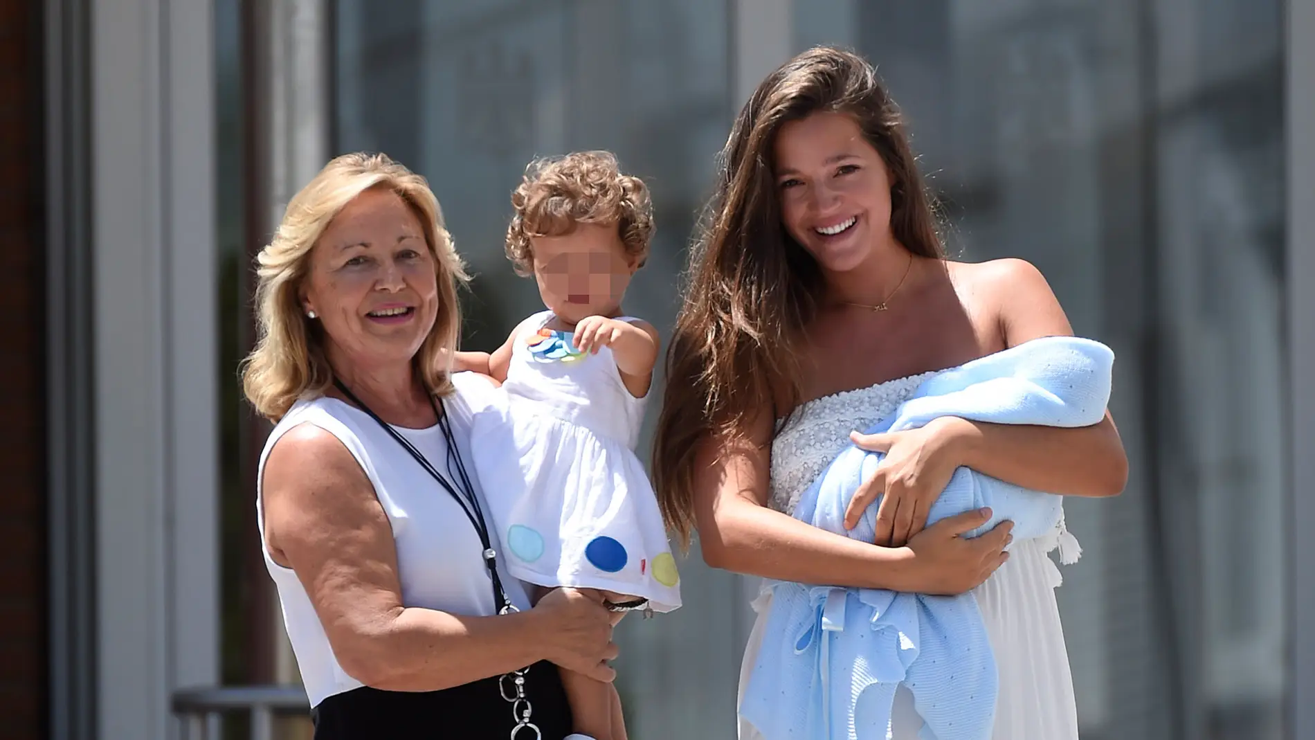 Malena Costa posa con su hijo Mario y su familia tras ser mamá