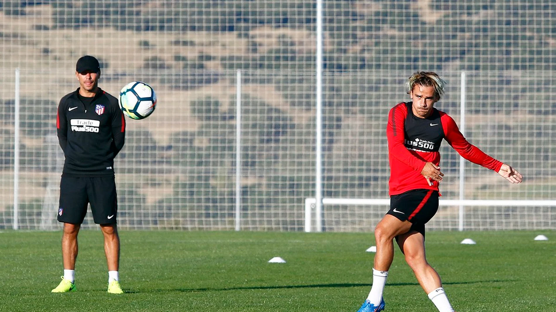 Griezmann, bajo la atenta mirada de Simeone Griezmann, bajo la atenta mirada de Simeone