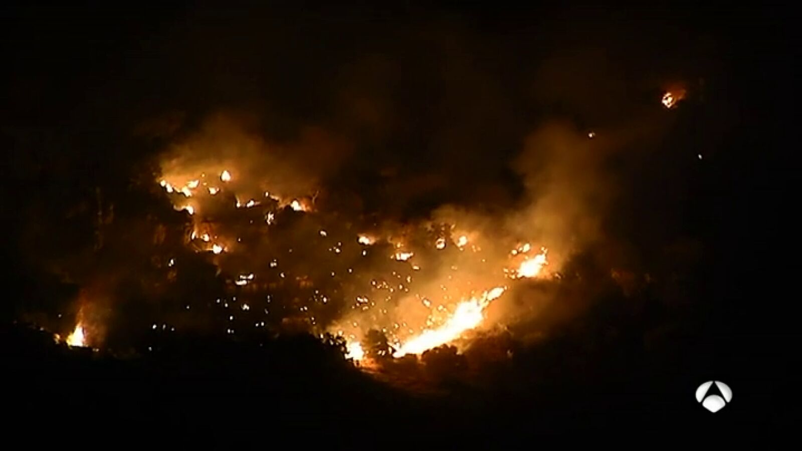 El viento reactiva varios focos del incendio en Arroyo de San Serván