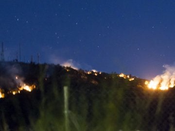 Imagen del incendio forestal declarado ayer en la sierra de Arroyo de Serván (Badajoz)