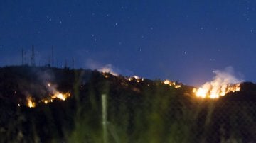 Imagen del incendio forestal declarado ayer en la sierra de Arroyo de Serván (Badajoz)