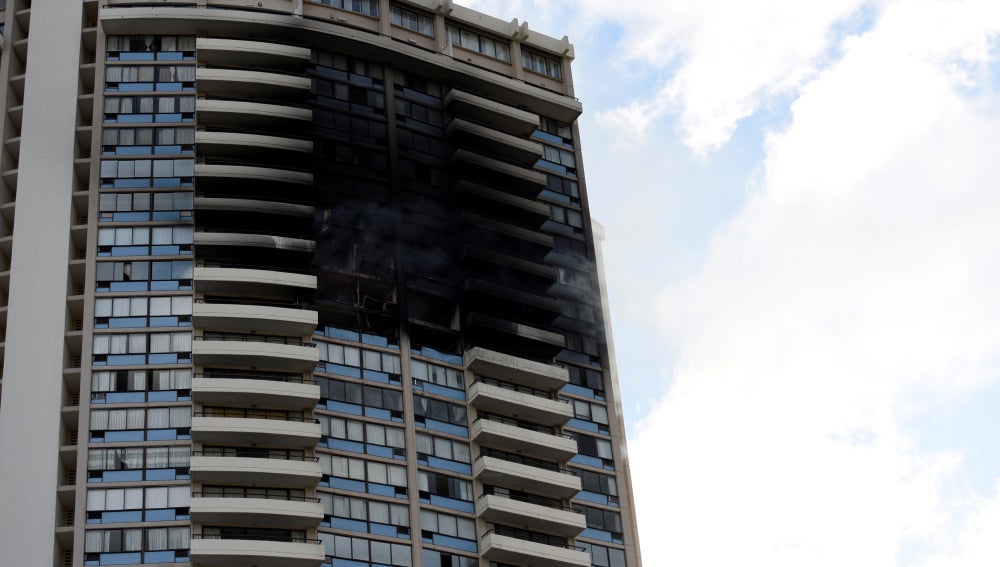 Varios heridos por un incendio en un rascacielos de Honolulu