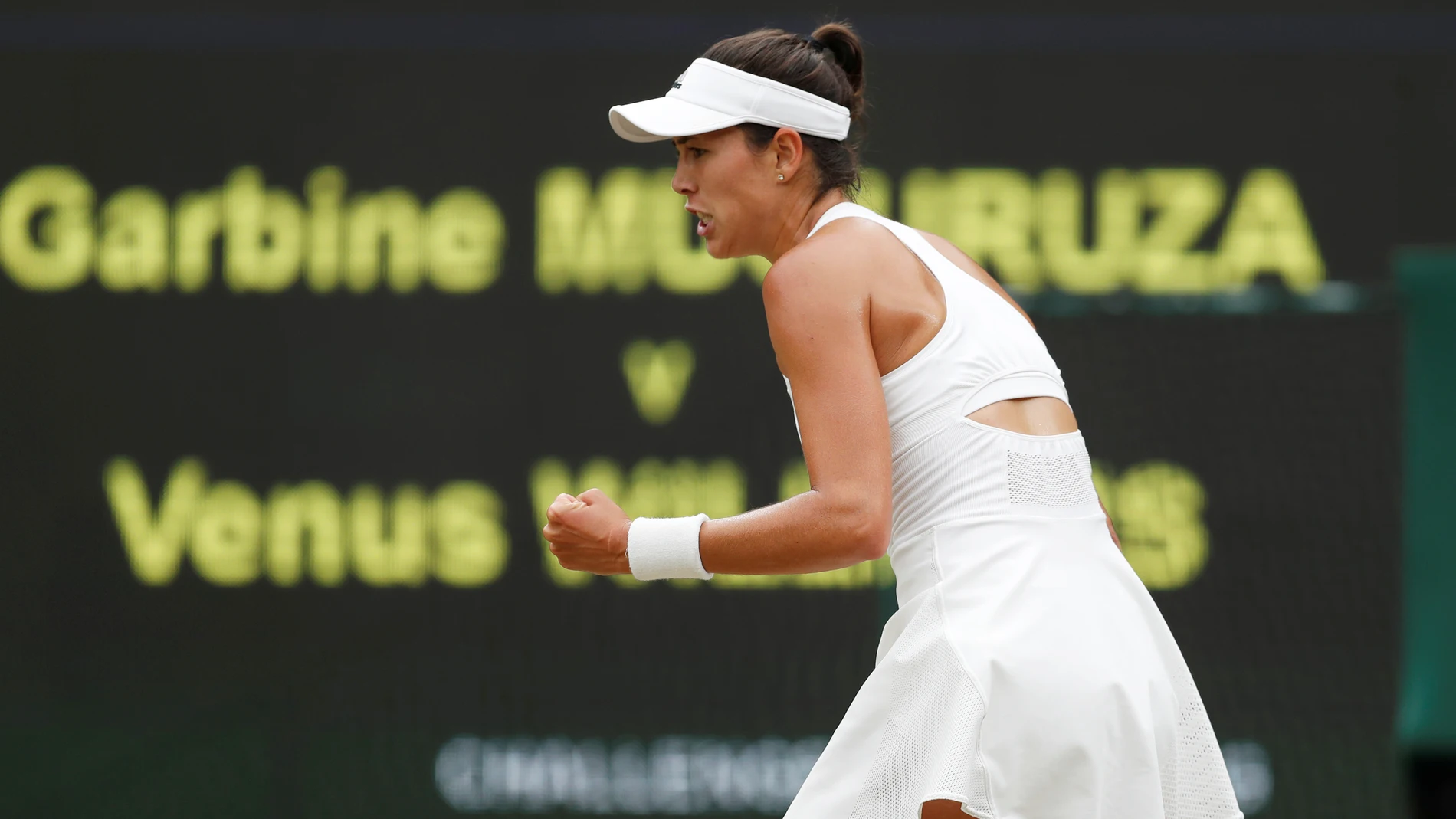 Garbiñe Muguruza celebra con el puño tras ganar el primer set a Venus Williams Garbiñe Muguruza celebra con el puño tras ganar el primer set a Venus Williams