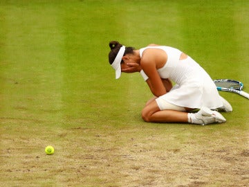 Garbiñe Muguruza llora sobre la pista central de Wimbledon tras ganar la final