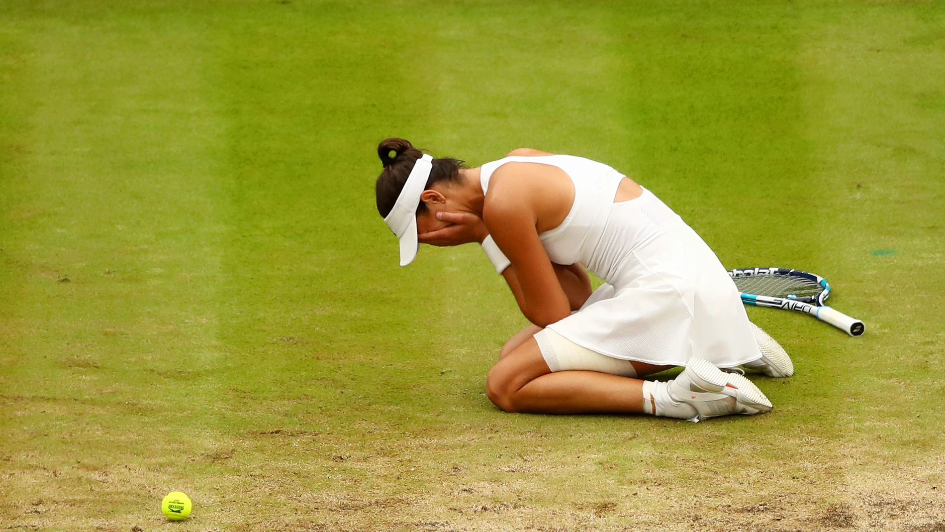 Garbiñe Muguruza llora sobre la pista central de Wimbledon tras ganar la final Garbiñe Muguruza llora sobre la pista central de Wimbledon tras ganar la final