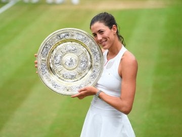 Garbiñe Muguruza posa con su trofeo de campeona de Wimbledon