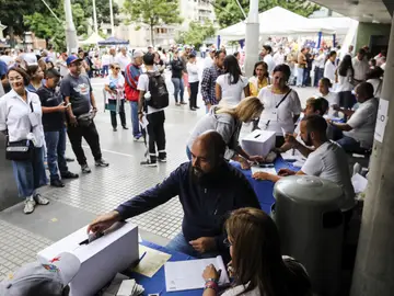 Oposición venezolana afirma que participación en referendo supera lo esperado Oposición venezolana afirma que participación en referendo supera lo esperado