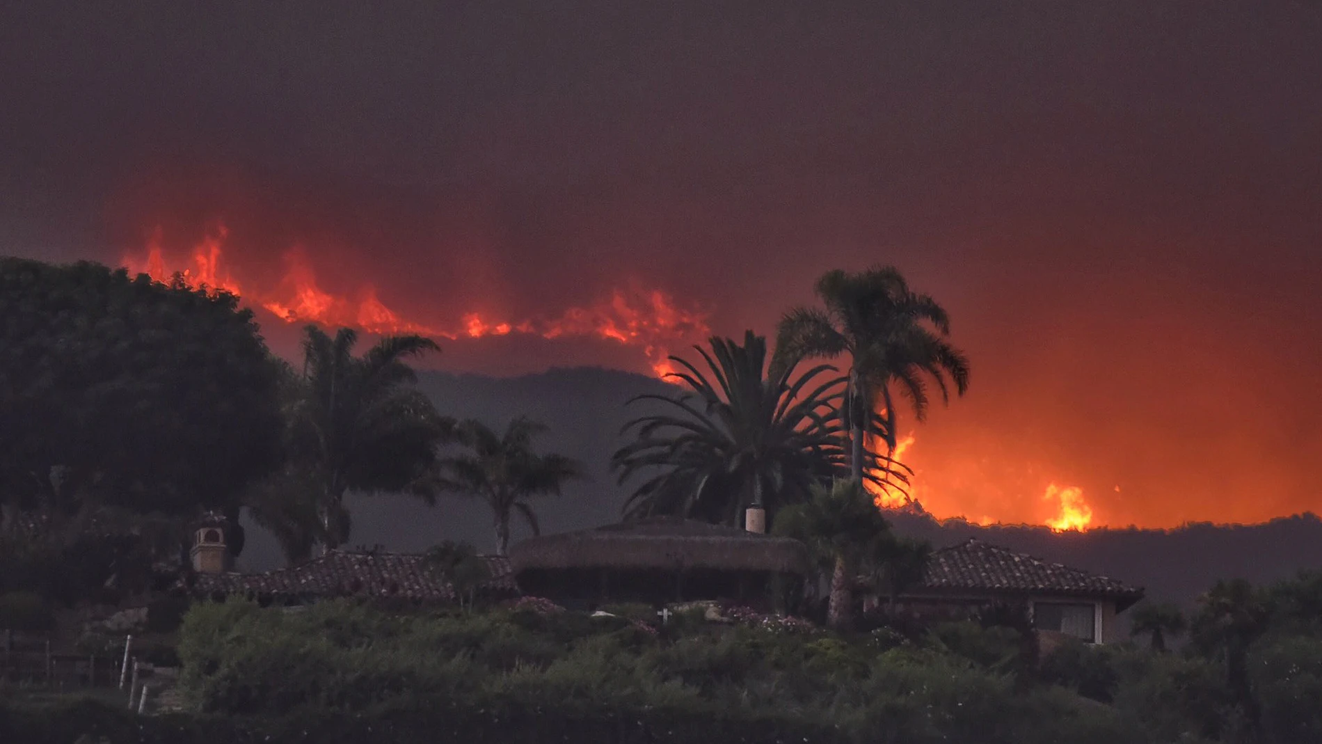 Los incendios forestales obligan a evacuar a cerca de 3.000 personas en California Los incendios forestales obligan a evacuar a cerca de 3.000 personas en California