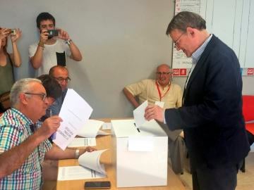Ximo Puig votando en las primarias del Partido Socialista en la Comunidad Valenciana