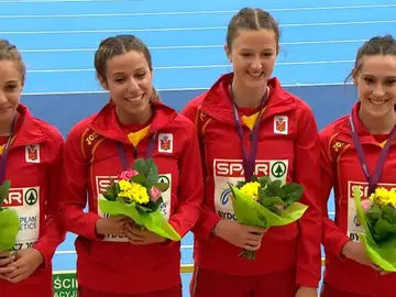 El equipo femenino de 4x100, con la medalla de oro El equipo femenino de 4x100, con la medalla de oro