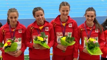 El equipo femenino de 4x100, con la medalla de oro