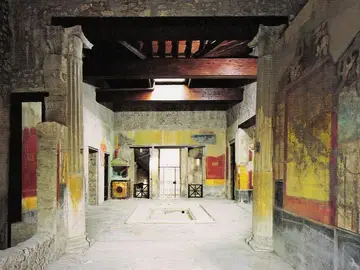 Un hombre ha sido detenido por defecar en un monumento en Pompeya Un hombre ha sido detenido por defecar en un monumento en Pompeya