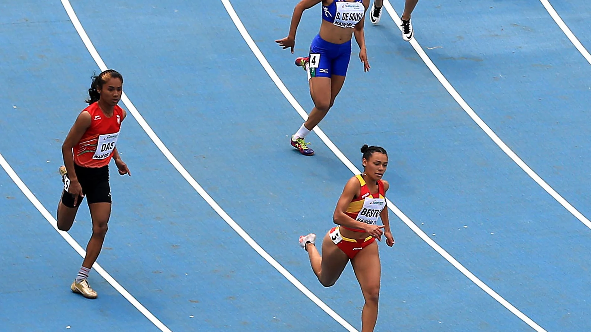 Jael Bestue, liderando una carrera de los 200 metros lisos Jael Bestue, liderando una carrera de los 200 metros lisos