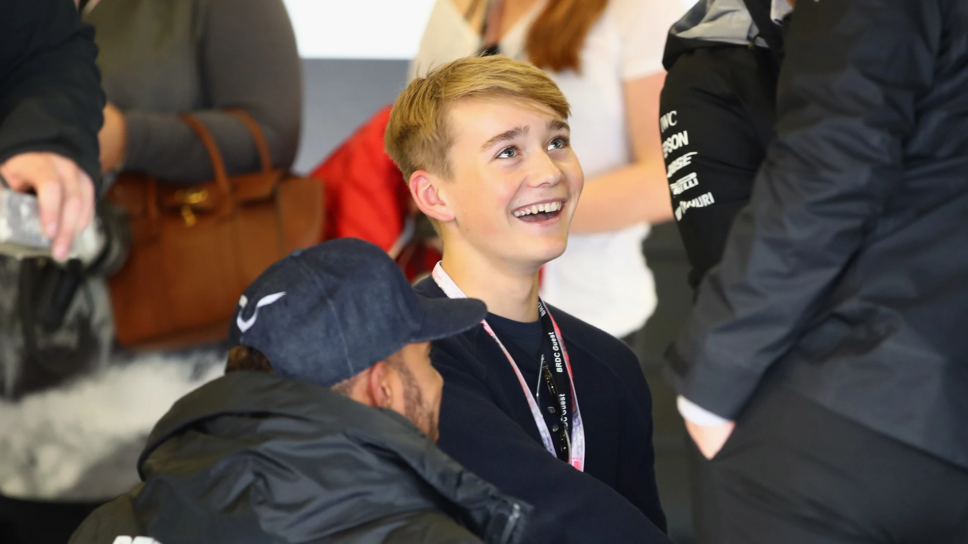 Billy Monger, junto a Hamilton en el box de Mercedes