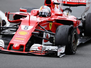 Sebastian Vettel, con el neumático pinchado