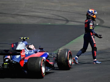 Carlos Sainz, pidiendo explicaciones tras su accidente con Kvyat