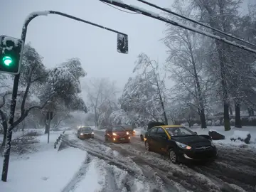 Las nevadas en Chile dejan un muerto, dos heridos y miles de hogares sin luz Las nevadas en Chile dejan un muerto, dos heridos y miles de hogares sin luz