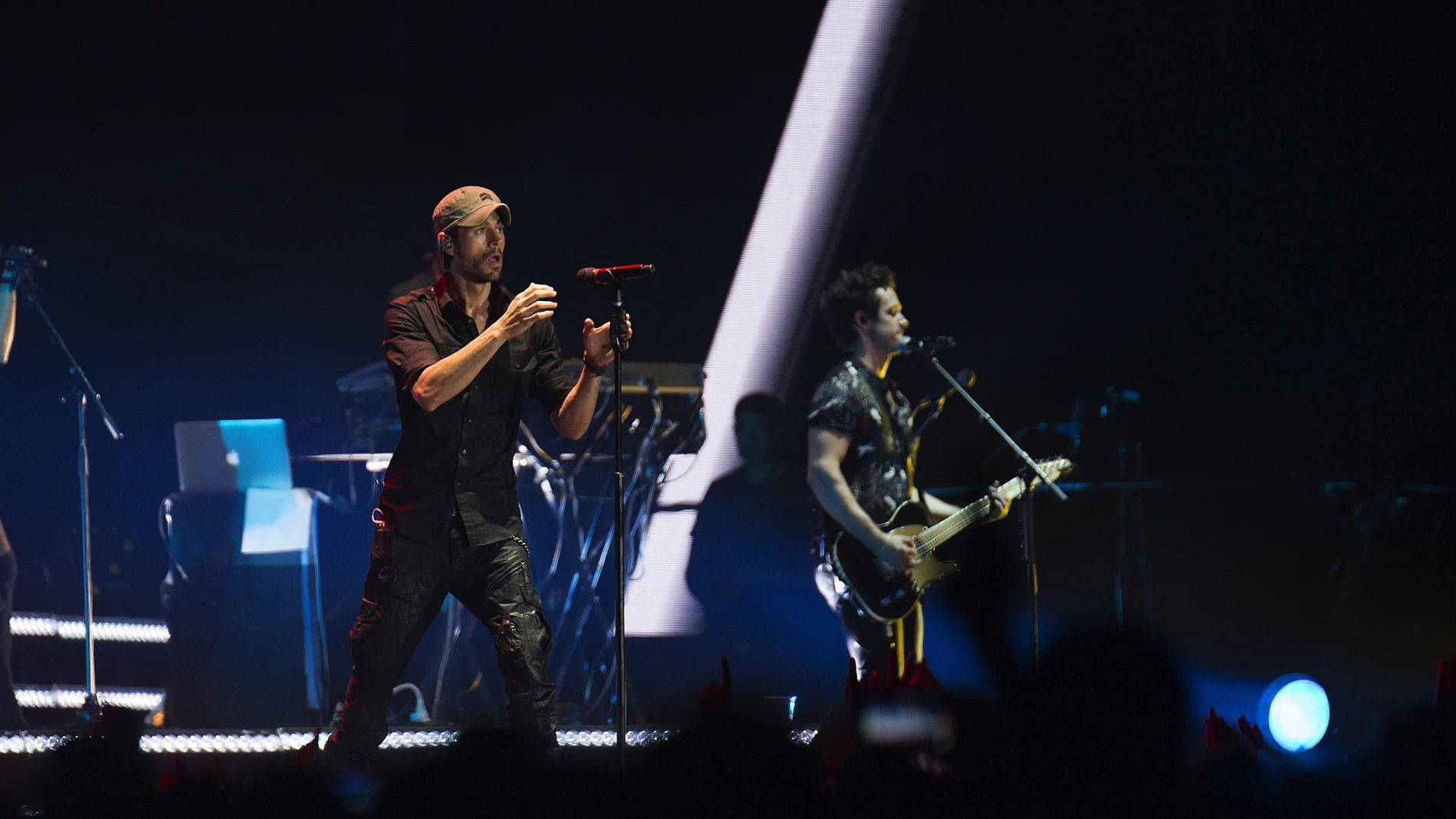 El cantante Enrique Iglesias, en un momento del concierto que ha ofrecio anoche en Santander El cantante Enrique Iglesias, en un momento del concierto que ha ofrecio anoche en Santander