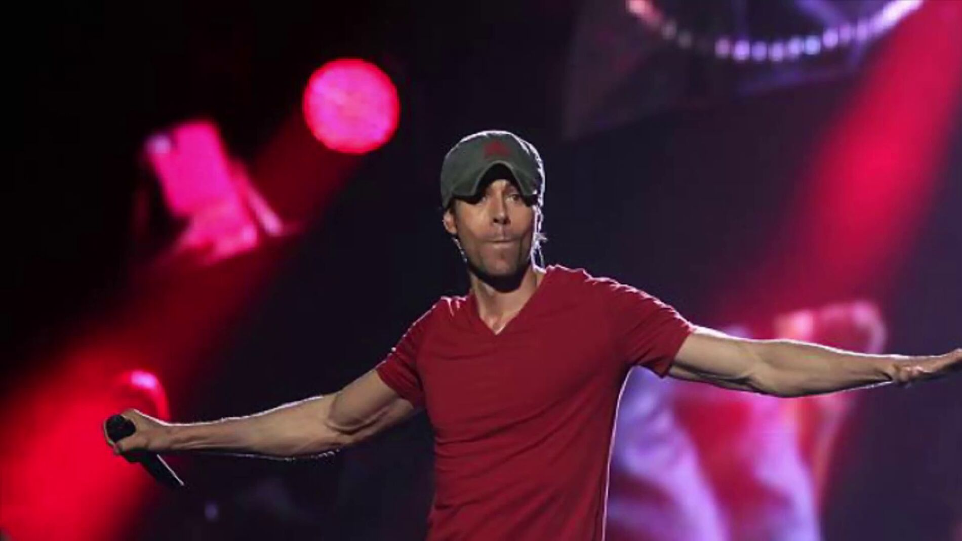 Enrique Iglesias indigna a sus fans en su concierto en Santander 