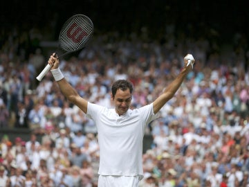 Roger Federer celebra su victoria en Wimbledon