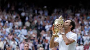 Roger Federer besa su octavo título en Wimbledon Roger Federer besa su octavo título en Wimbledon